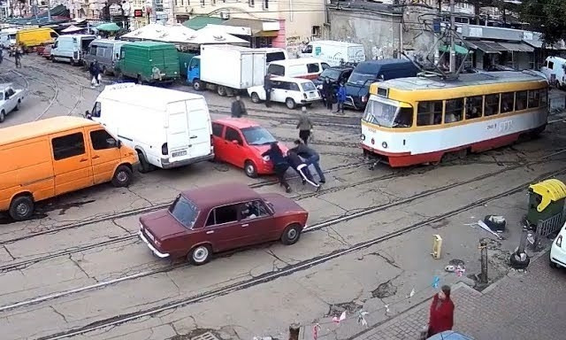 Пассажиры трамваев сыграли в пинг-понг легковым автомобилем 