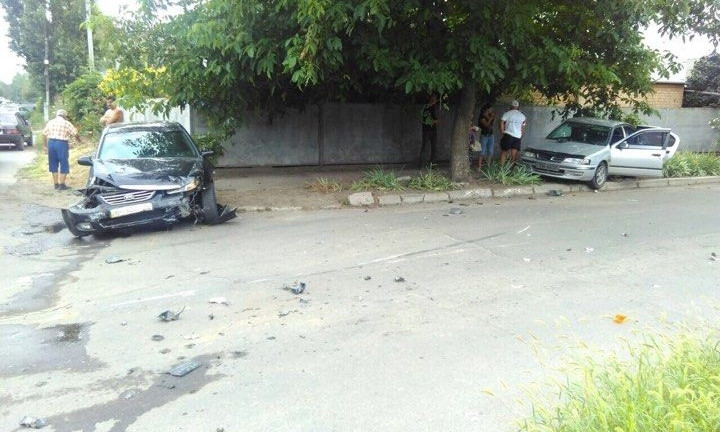 Серьёзная авария: автомобили откинуло на тротуары, пострадали два человека