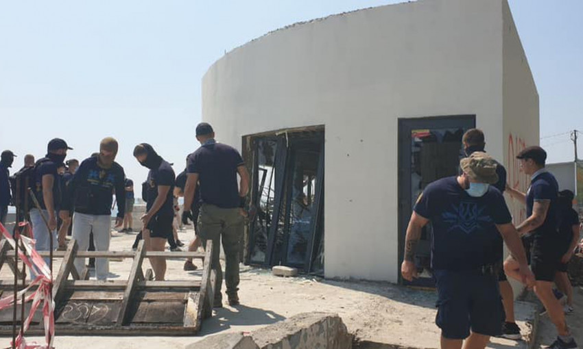 Активисты "Нацкорпуса" разгромили строящееся на пляже кафе (ФОТО)