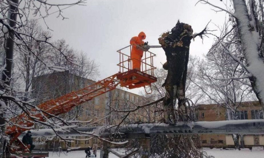 Хроники непогоды Одесса ведет в упавших столбах и деревьях - около 500