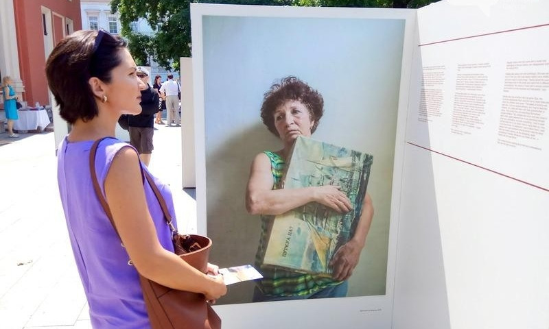 На Театральной площади фотовыставка «Неизвестность. Семьи пропавших без вести»