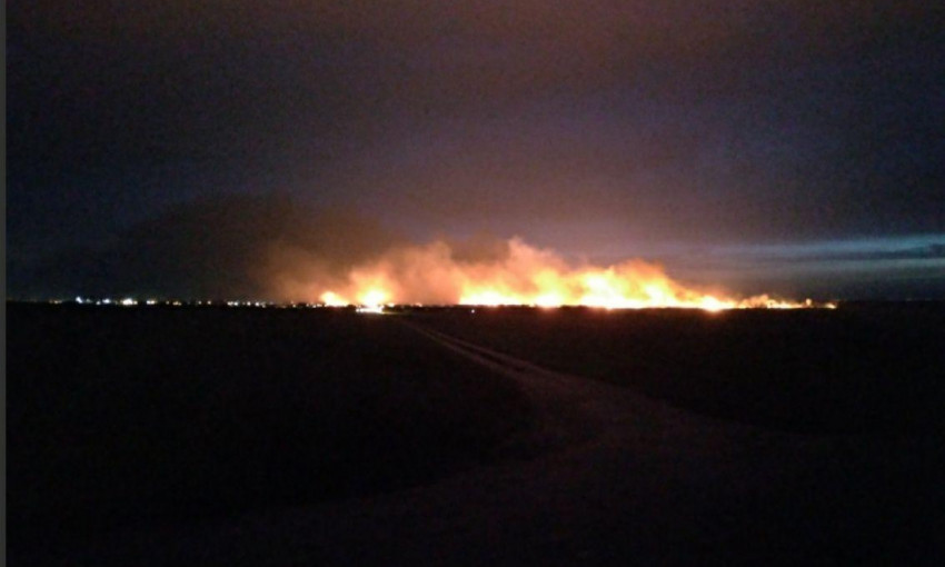 Масштабный пожар в Одесской области - зарево видно за несколько километров