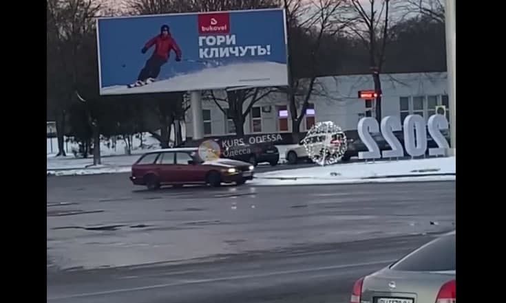 Дрифтеры протестировали обновленные «берлинские подушки» около Одесского аэропорта (Видео)