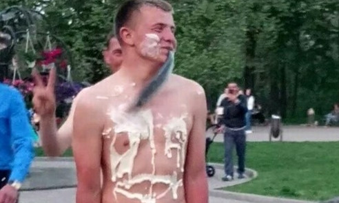 В парке Горького два парня гуськом бродили в подгузниках и селёдкой в зубах