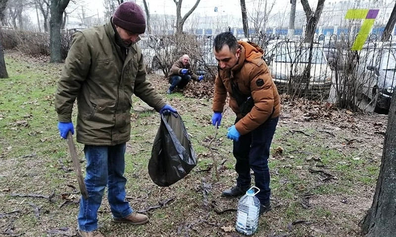 Акция волонтёра и журналистки: бездомные собирали шприцы на Куликовом поле
