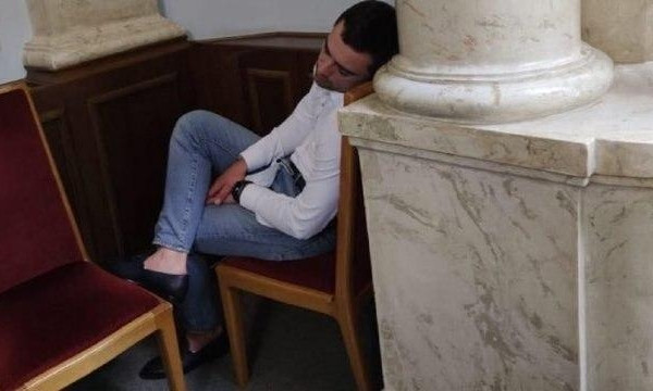 Депутата Верховной Рады сняли спящим на работе 