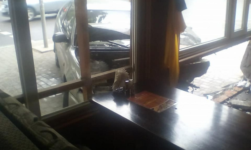 Участник уличных гонок в Черноморске влетел в кафе