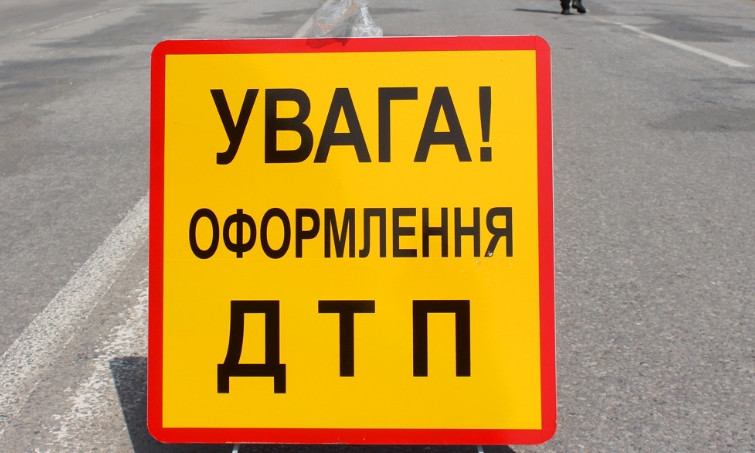 Возле Одесского аэропорта столкнулись автомобили – ошметки разлетелись по всей дороге 