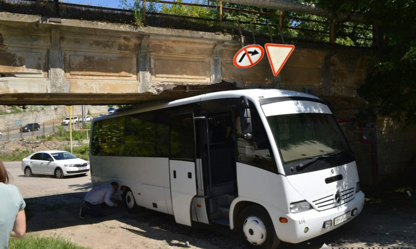 Журналисты не доехали к президенту: автобус застрял под мостом