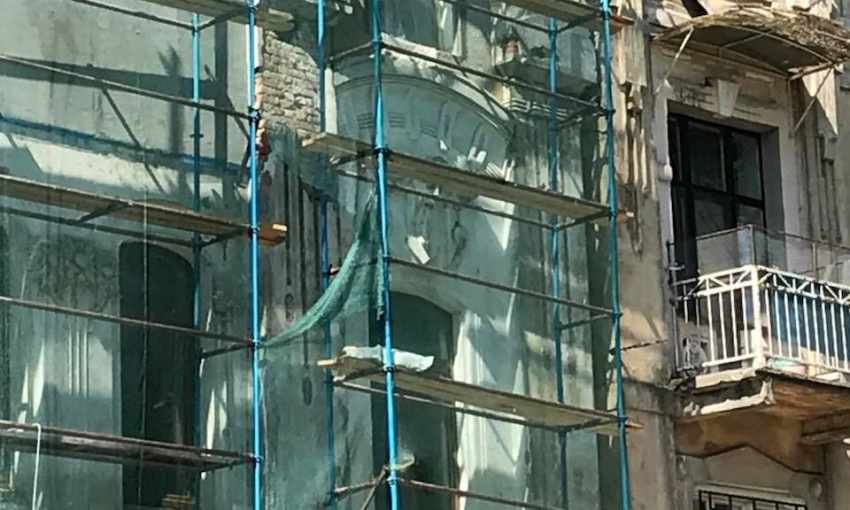 Сбивают лепнину: уничтожение памятника архитектуры в Одессе