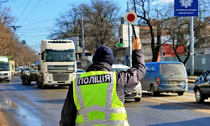 Водителей грузовиков начали штрафовать за проезд по Ивановскому мосту 
