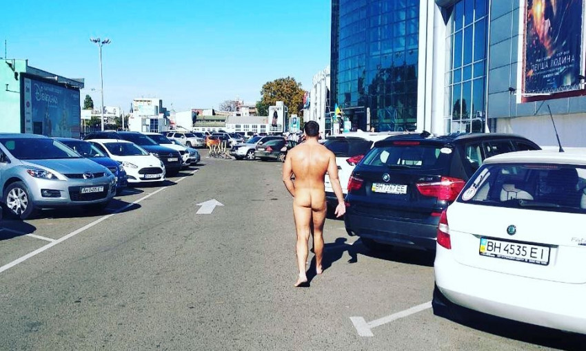 По Одессе разгуливал голый мужчина