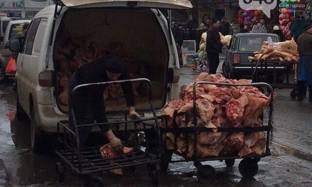 На одесском рынке "Привоз" хранят мясо в неподобающих условиях