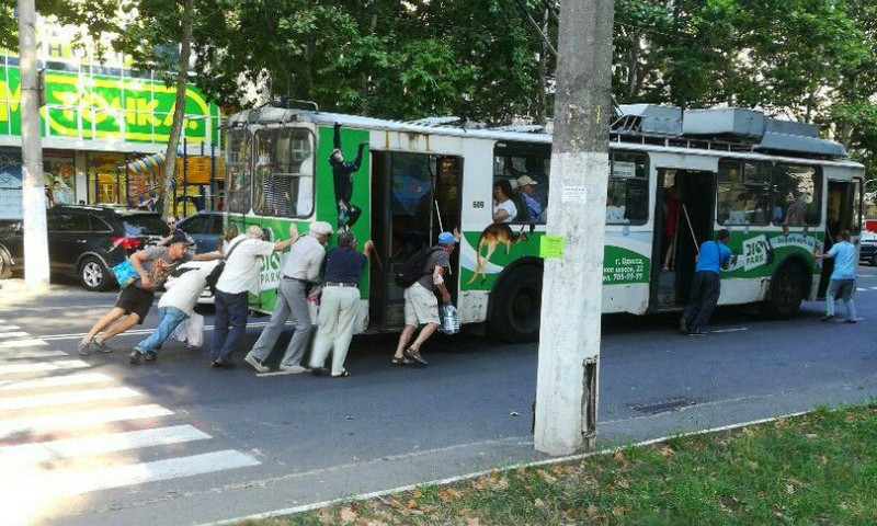 В центре города одесситы дружно толкали поломанный троллейбус