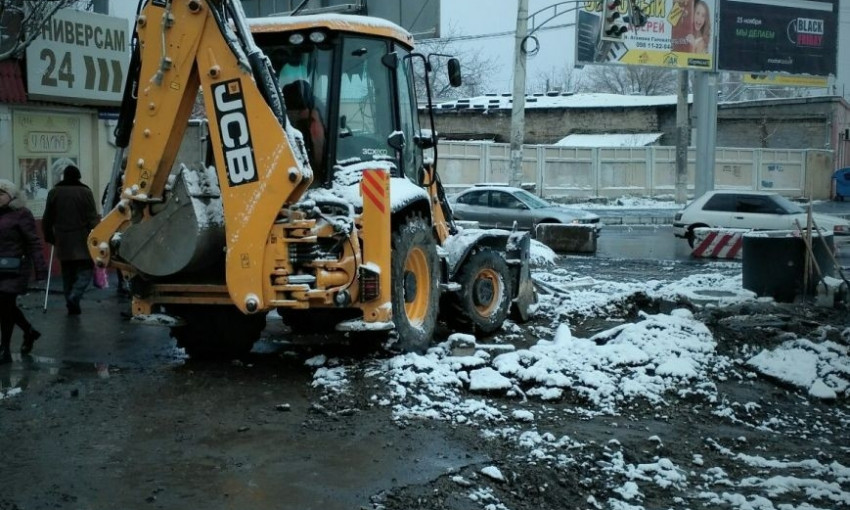 В Одессе снег закатали в асфальт
