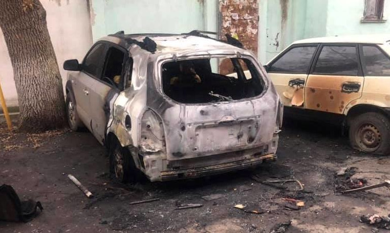 Ночью в Черноморске горело два автомобиля