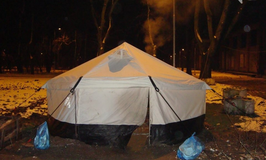 Власти Одессы пытаются снести палатку для обогрева бездомных (ФОТО)
