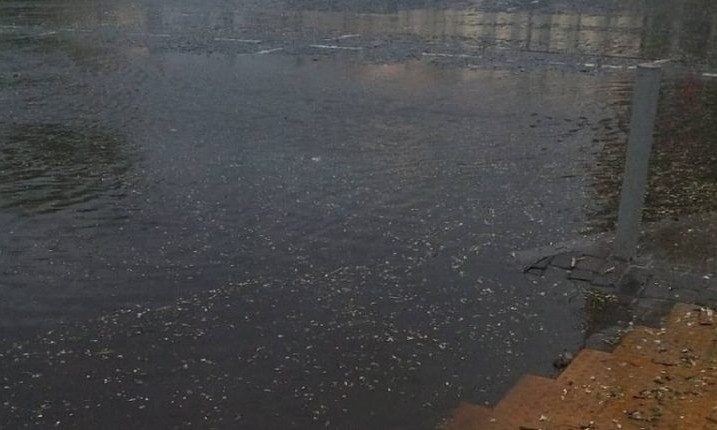 После ливня Тираспольская площадь превратилась в озеро