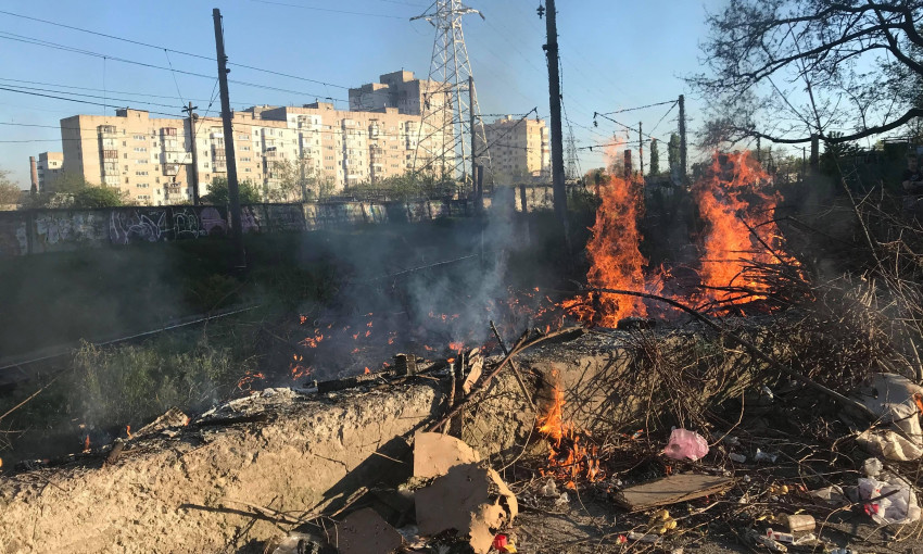 Чуть не рвануло: в Одессе горела стихийная свалка у газовой трубы