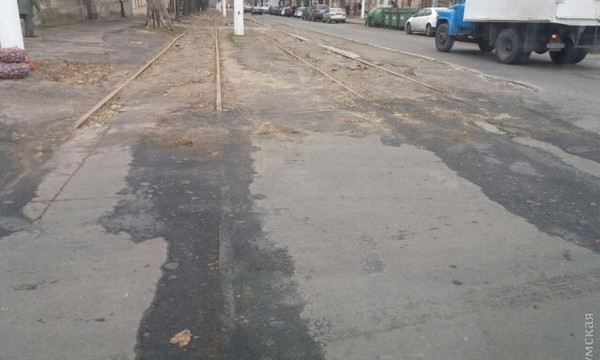Рельсы временно неработающего одесского трамвайного маршрута закатали в асфальт