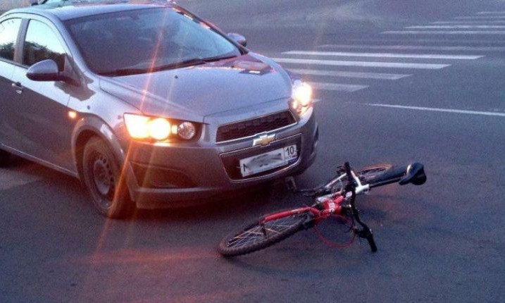 В центре Одессы автомобиль наехал на велосипедиста