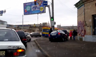 На Николаевской дороге автомобиль провалился в канализационную яму