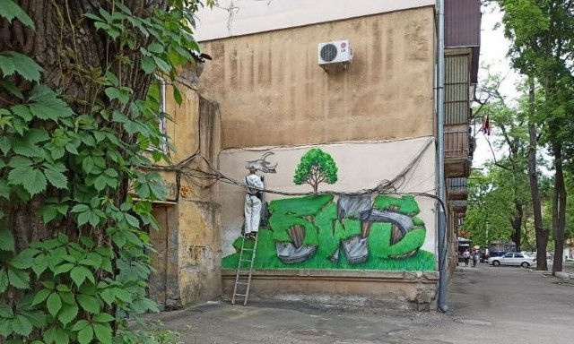 Один из домов Одессы украсит новый мурал, над ним трудятся художники 
