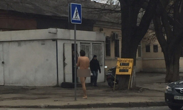 По Молдаванке гуляет мужчина в «костюме Адама»