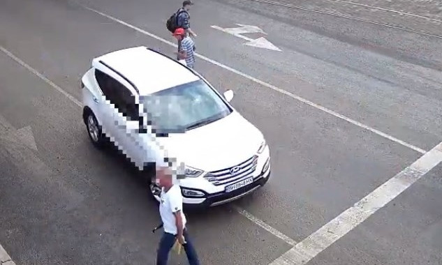 Одесса: Джип нарушил правила движения и едва не передавил пешеходов (видео)