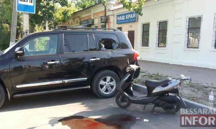 Водитель мопеда разбил голову о депутатский внедорожник