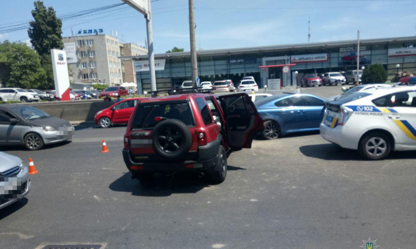 На Водопроводной в Одессе столкнулись три автомобиля