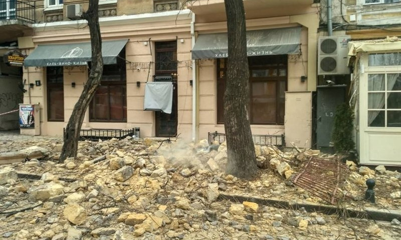 Угол Александровского проспекта и Жуковского: обвал фасада здания