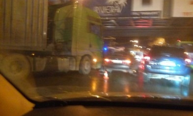 Проезд под Пересыпским мостом в Одессе заблокировала фура