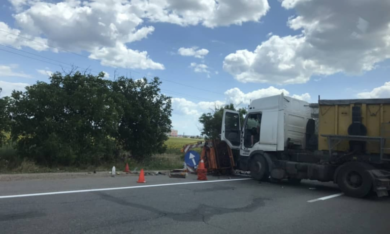 Под Одессой грузовик и спецтранспорт дорожной службы не поделили дорогу
