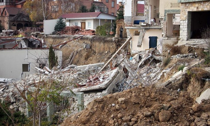 Оползень каждый день уничтожает дома в Черноморске, внушительные трещины в зданиях