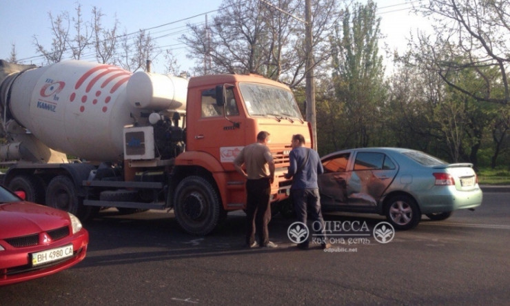 Авария на Грушевского:  иномарка с бетономешалкой дорогу не поделили