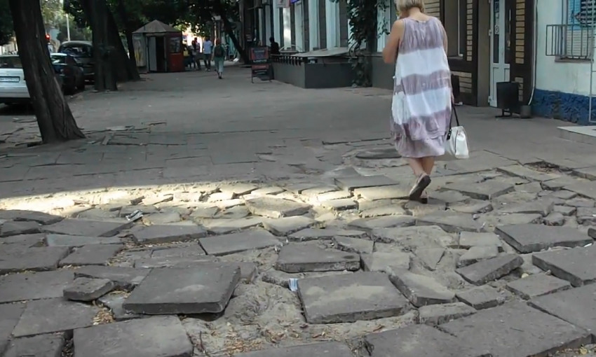 Тротуары в Одессе оставляют желать лучшего: видеорепортаж