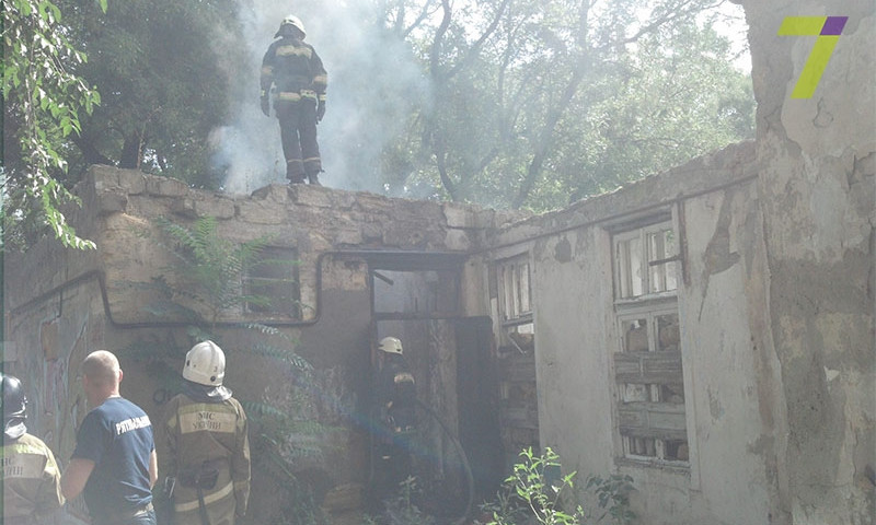 Масштабный пожар: на улице Колонтаевская горит заброшенное здание