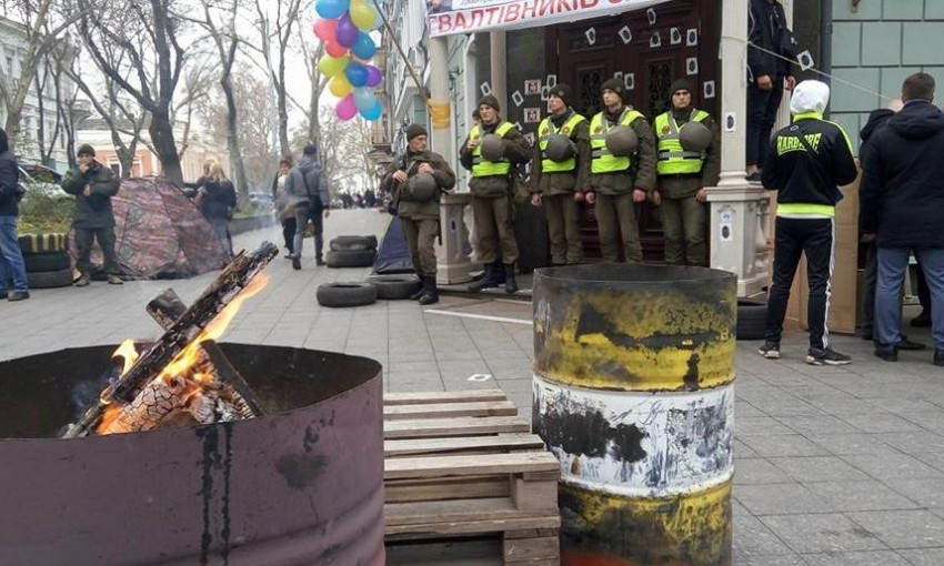 Участники бессрочной акции протеста "Прокурорский Майдан 2" готовятся "поздравить" одесских прокуроров с профессиональным праздником