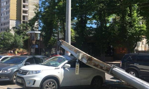 В Одессе рекламный щит рухнул на автомобиль
