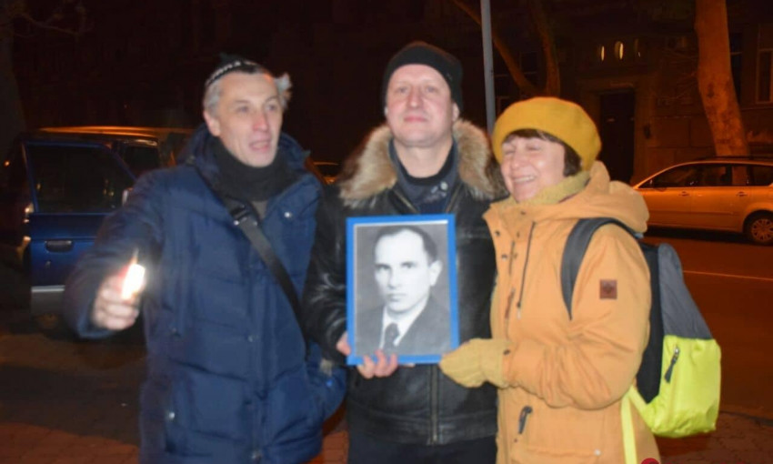 Немногочисленный митинг в честь дня рождения Бандеры состоялся в Одессе возле памятника Тарасу Шевченко 