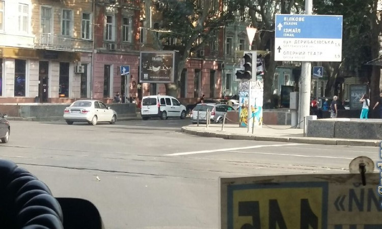 Оживлённые перекрёстки в Одессе временно остались без светофоров