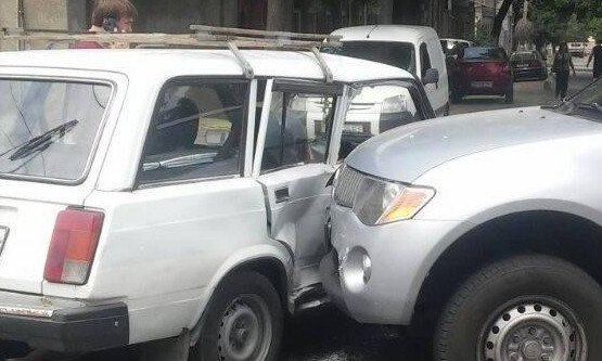 На Слободской внедорожник протаранил легковой автомобиль, есть пострадавшие