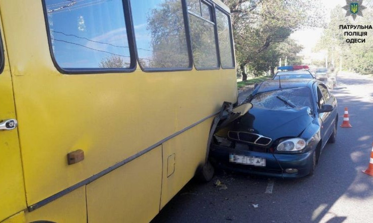 На поселке Котовского легковой автомобиль врезался в маршрутку