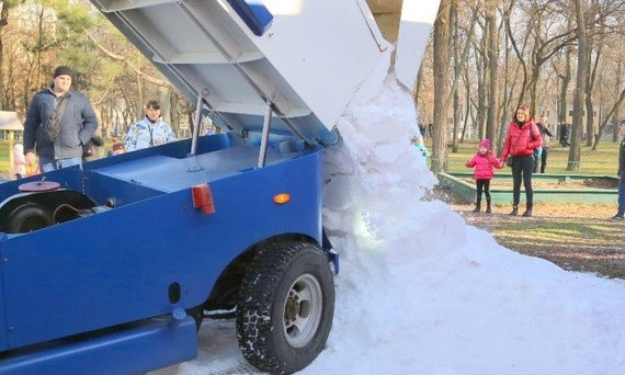 В парке Шевченко появились искусственные снежные горки 