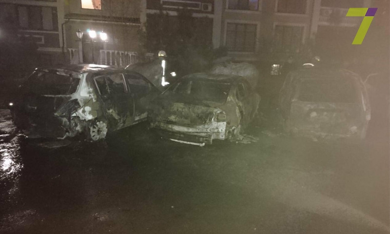 Бензиновая «заря»: утром в Одессе горели пять машин