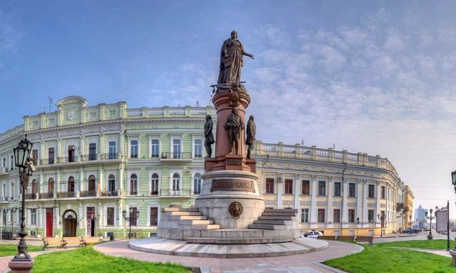 10 лет борьбы впустую: памятник Екатерине II останется на месте