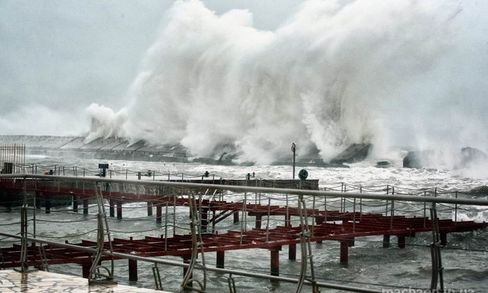 Бесстрашный одесский фотограф запечатлел в шторм 10-метровые волны