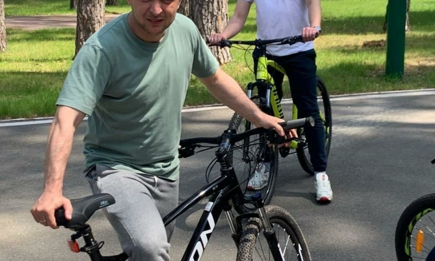 Зеленский с журналистами покатались на велосипедах за государственный счет 