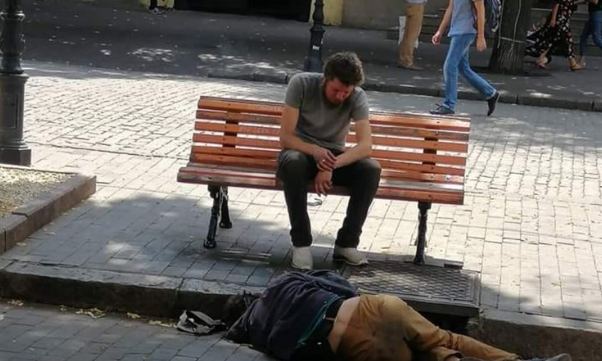 Дерибасовскую атакуют неприятные бездомные